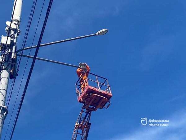 Для комфорту водіїв та пішоходів: у Дніпрі зовнішнє освітлення під постійним контролем комунальників