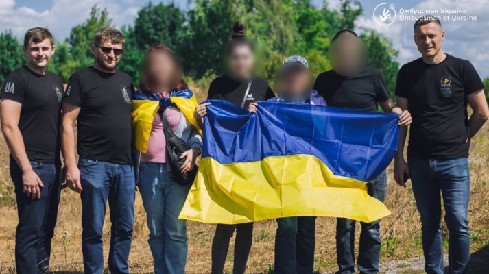 Україна повернула ще трьох людей з тимчасово окупованих територій 