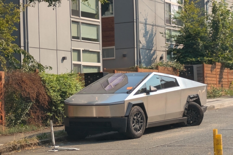 
Tesla Cybertruck кинули на узбіччі вулиці — він став туристичною принадою Сіетла 