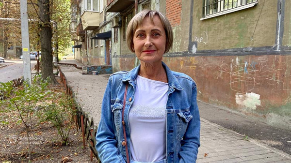 «Мої підопічні — це моя друга родина. Поспішаю до них, наче йду не на роботу, а додому», — соцробітниця територіального центру у Дніпрі