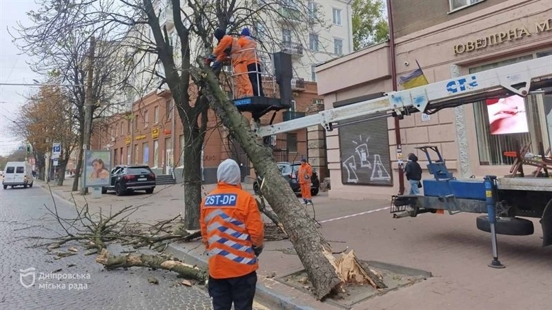 А СЬОГОДНІ ДНІПРО І ОБЛАСТЬ АТАКУЄ ШКВАЛЬНИЙ ШТОРМОВИЙ ВІТЕР