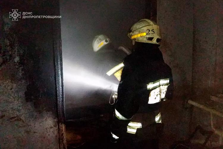 У Дніпрі під час ліквідації пожежі вогнеборці врятували чоловіка