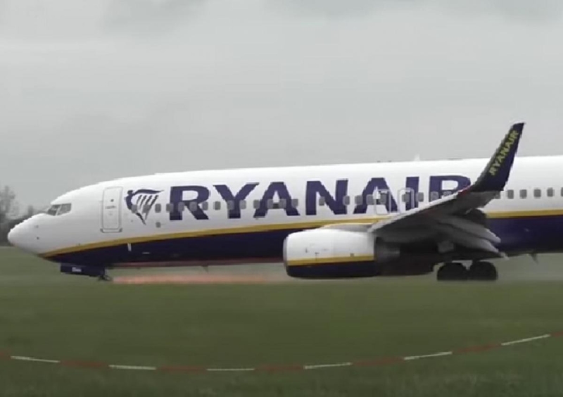 Літак Ryanair, що прямував до Австрії, приземлився у Чехії: що трапилось