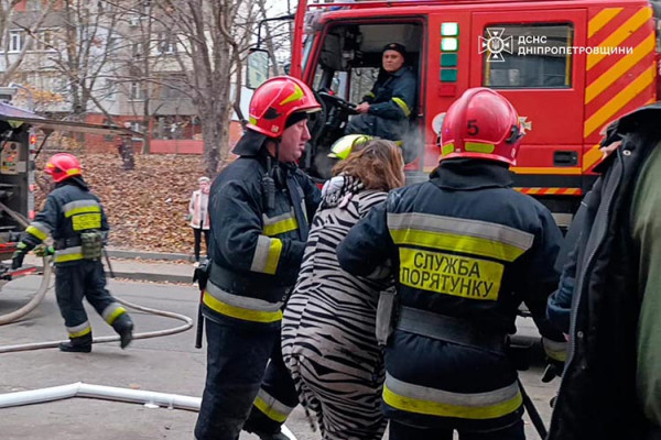 У Дніпрі вогнеборці під час пожежі вивели з задимленого будинку людей