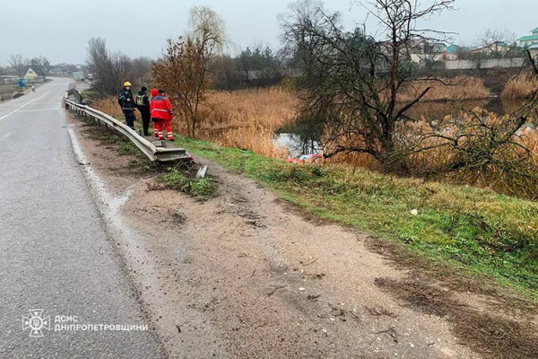 На Дніпропетровщині автомобіль впав у річку, водій загинув